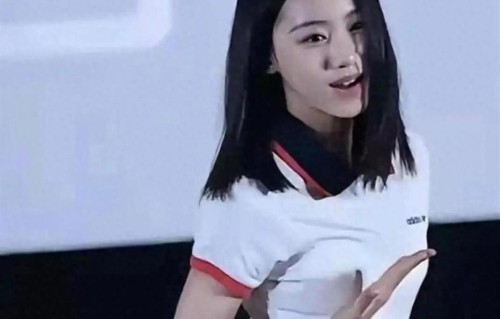 你见过早熟的女孩啥样？刘佳玺才13岁，好多人说她瞅着像23