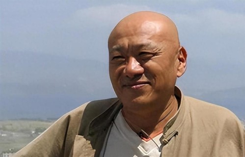 80岁凌峰现状：在泰国过隐居生活，妻子比他长得高，有三个孩子