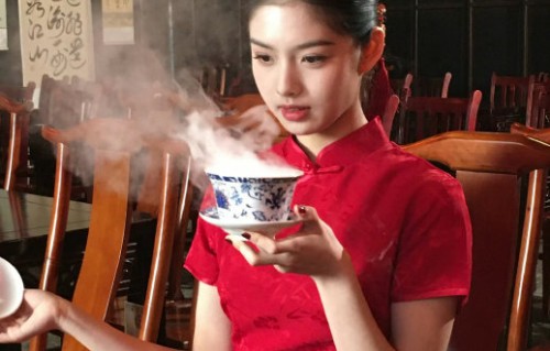 侯明昊艾米九宫格合照甜度爆表，戏外亲昵互动曝光