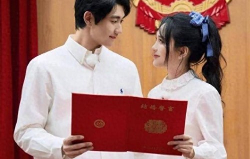 金莎晒婚纱照当天综艺开播，姐弟恋真结婚还是节目安排？