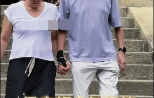 68岁梁家辉与妻现身大孤山！十指紧扣抱古树，结婚40载恩爱如初