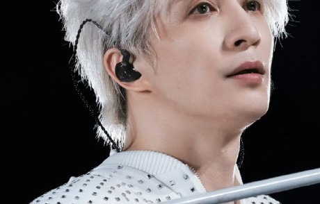 薛之谦自嘲的‘我要验牌’这个梗在演唱会上是怎么玩的？