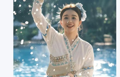 阚清子白衬衫黑色长裙，宛如职场白领，气质不凡！