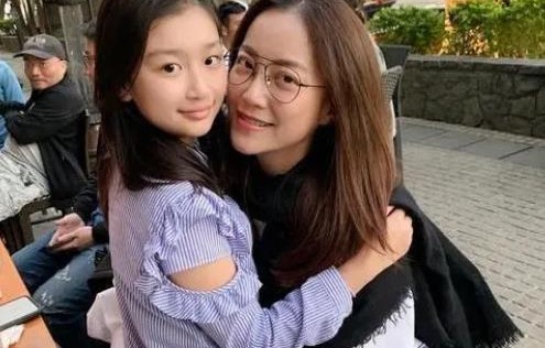 陪伴谢霆锋23年，一手带起半个娱乐圈，如今女儿9岁生父成谜