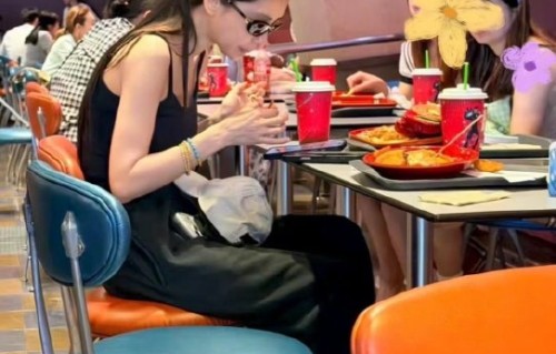 小海绵目前是主要跟着Angelababy生活吗？