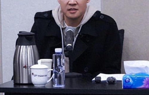 52岁辛柏青近况曝光，剪了新发型，眼里有光，神态从容！