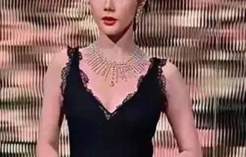 迪丽热巴真的变了，彻底的变了，与以前相貌差别特别大！