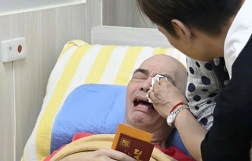73岁港星遭弃养！一年半没洗澡肉烂见骨，老艺人有娃却在养老院等死