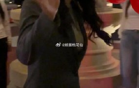 刘涛惊艳现身哈尔滨，灰色西装造型引爆全网热议