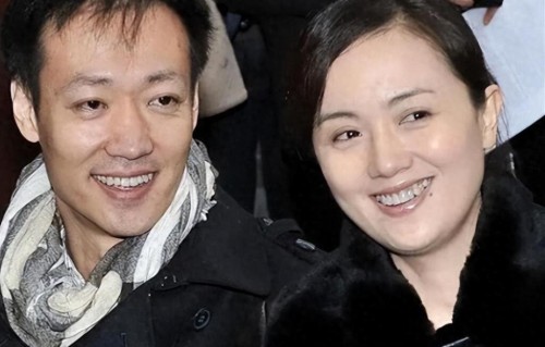 恩爱32年不敌现实，朱媛媛辞世近一年，悲痛隐退的辛柏青如今怎样