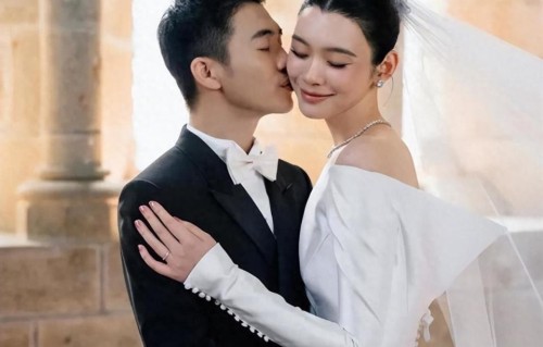 婚礼结束后奚梦瑶路透，穿运动套装背着双肩包，就像收工下班似的