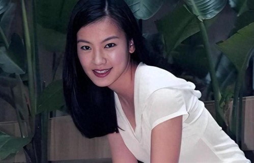 她可谓是圈内最渣女演员，私生活混乱，曾无缝衔接17个男人！
