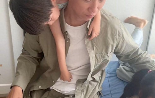 戏里演小人物，戏外五一抱三胎晒仨娃，44岁宋家腾一家5口惹人羡 
