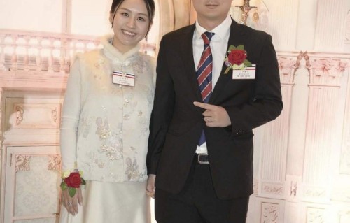 恭喜！香港知名富商妻子未婚先孕，出席活动腹部凸起孕味十足