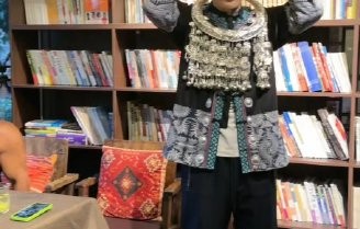 李晨穿10斤苗服现身凤凰古城，自嘲跑男龙舟赛无力感