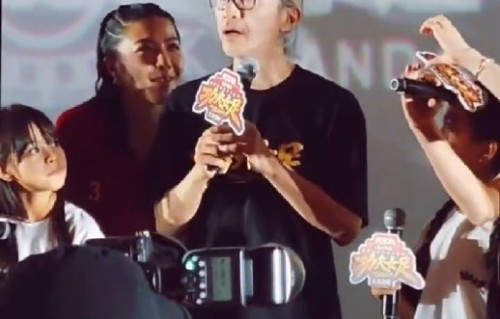 周星驰香港路演86岁母亲罕见现身成最暖彩蛋