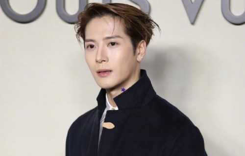 为什么王嘉尔会在全球巡演中多次展示国旗？