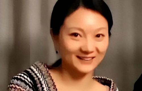 陈婷一个动作引猜测：摘掉张艺谋妻子标签，27年的陪伴怎么了