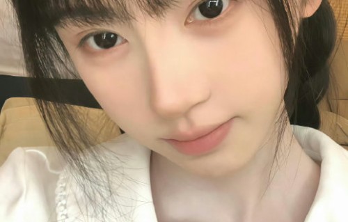 鞠婧祎齐刘海萌翻全网，反差甜酷造型太绝