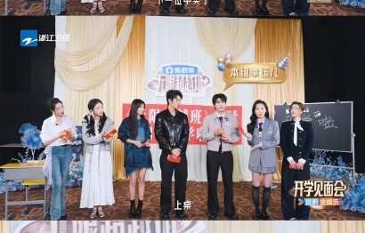 《无限超越班》学员冯建宇“上桌发言”的名场面具体是在什么情境下发生的？|真诚发言|冯建宇发言|站课桌发言|综艺高光时刻|综艺