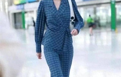 乔欣一身蓝格子时尚套装，好成熟干练显气质
