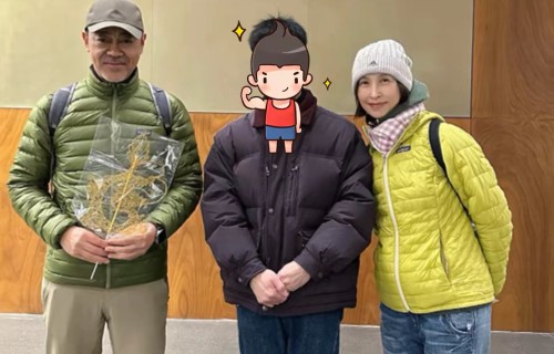 58岁郭蔼明超市买菜，穿薄外套配牛仔裤很清瘦，5000块背包用4年