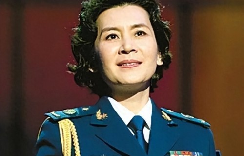 她是著名的国家一级演员，享“正军级”待遇，却曾被丈夫嫌弃演戏