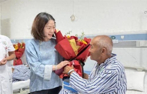 杨振宁脸上有光！翁帆再次向他证明，丈夫去世后，她会活得更精彩