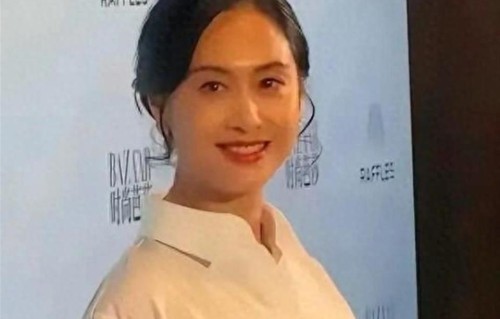 她53岁穿洗变形的T恤蹲地洗狗，港媒骂土她回不想穿给你们看