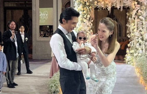 许玮甯夫妇公园遛娃，她穿黑色运动装肌肉线条结实，邱泽打扮清爽