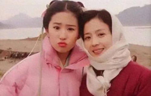 刘亦菲母亲刘晓莉：长得比女儿还漂亮，两婚两离，65岁单身也幸福 