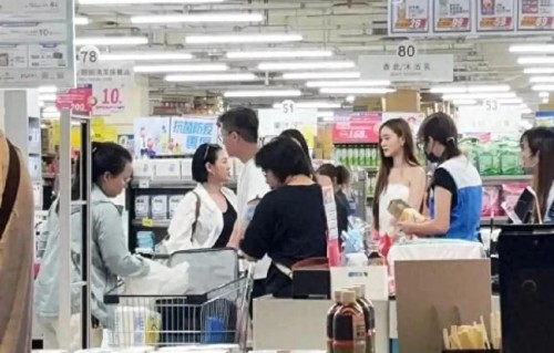 偶遇小S一家 二女儿穿着抹胸裙真的又高又美 好像年轻时的林志玲