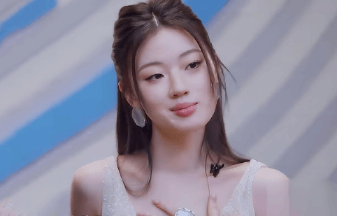 单依纯4首作品入围年度优秀歌曲！网友:没有一首是自己写的