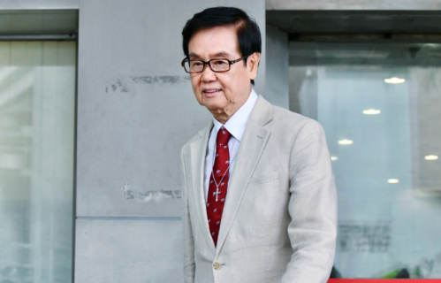 80岁香港艺人黄百鸣因内幕交易罪，被判入狱5个月