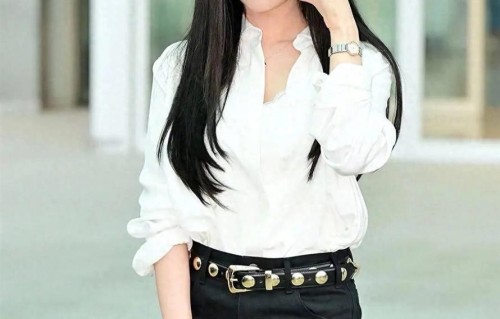 金智媛留气质中长发，身穿白色衬衫搭配长裤，真气质养眼啊