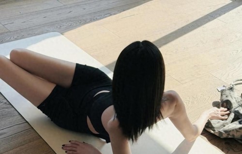 何穗更新动态，晒和儿子出游照片，她身材高挑宝宝软萌又可爱