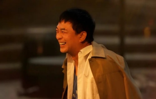 56岁张嘉译西安庆生，灰衬衫配白马甲很清爽，白发染黑后显年轻
