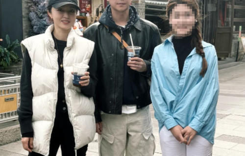 董璇陪张维伊回乡给公婆扫墓，本人又白又美又年轻，47看着像37