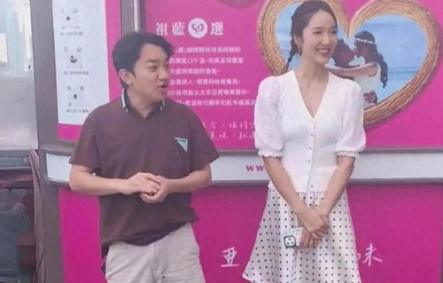 王祖蓝街头活动身高不及妻子，逗得妻子开怀大笑