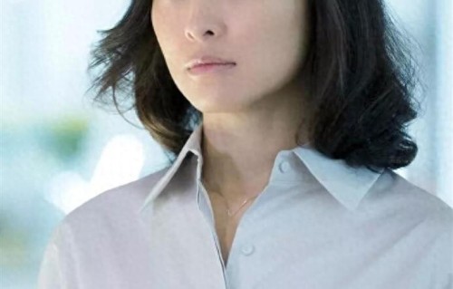 吴越现身小饭馆吃饭引围观，打扮低调没架子，不锈钢盆喝粥很真实