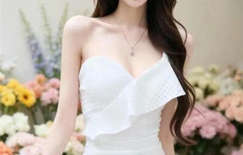 于墨染，花圃随拍，白色纱裙尽显清纯可爱！美的不可方物！