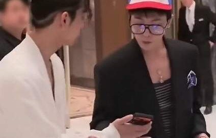 权志龙现身艺术展与后辈亲密互动 亲自留手机号引热议 同时官宣 BIGBANG20 周年巡演_网友_科切拉_状态