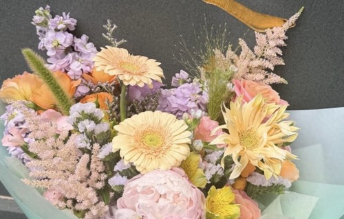 何鸿燊忌日三房上山拜祭，何超莲墓前献花，陈婉珍腿脚不便需搀扶