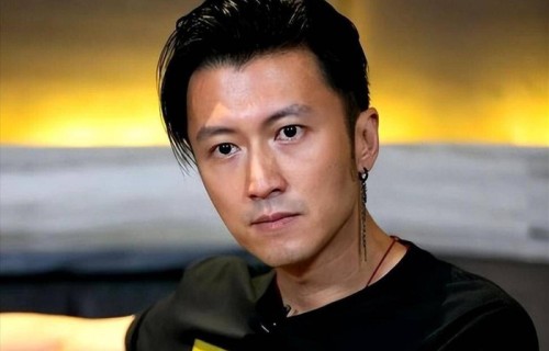王菲素颜白T现身谢霆锋鸟巢演唱会,躲角落捂嘴甜笑。时隔12年,“锋菲”低调情侣装隔空秀恩爱,细节全是糖