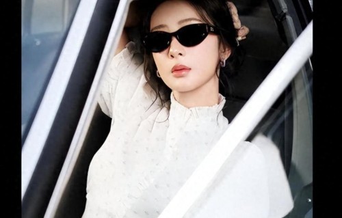 杨紫优雅白裙出镜，气质不凡，变身职业女性！