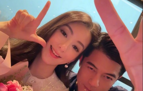 郭富城主动示爱方媛庆祝结婚8周年纪念日 一家四口齐摆出数字8|太太|女儿|全家福|合影