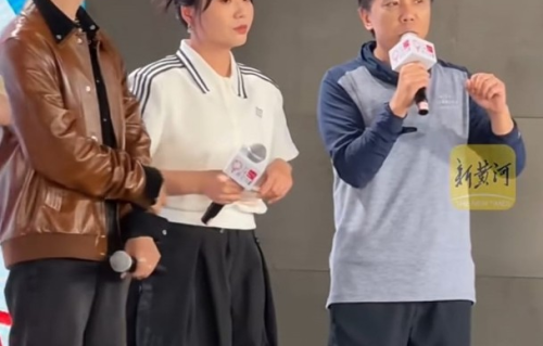 郭富城陪方媛回安徽奔丧，灵堂鞠躬上香，全程低调被赞有情有义