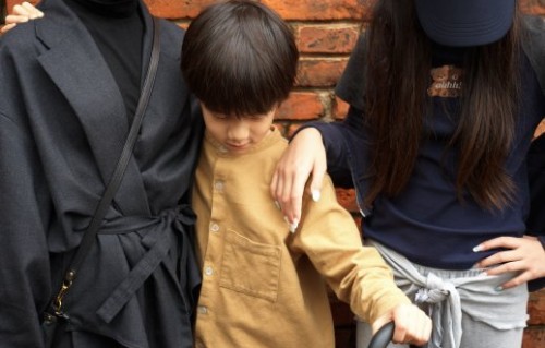 黄多多晒与弟弟妹妹合影的细节是什么？
