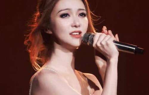 香港最后一个天后，被拍到和黑人出入酒店，如今44岁孤身一人