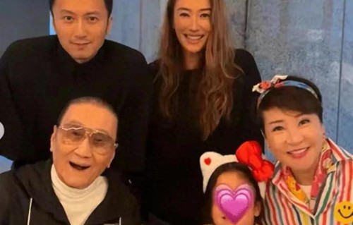 张柏芝穿一身黑衣现身，为前公公谢贤守孝，全身黑色的行为圈好感